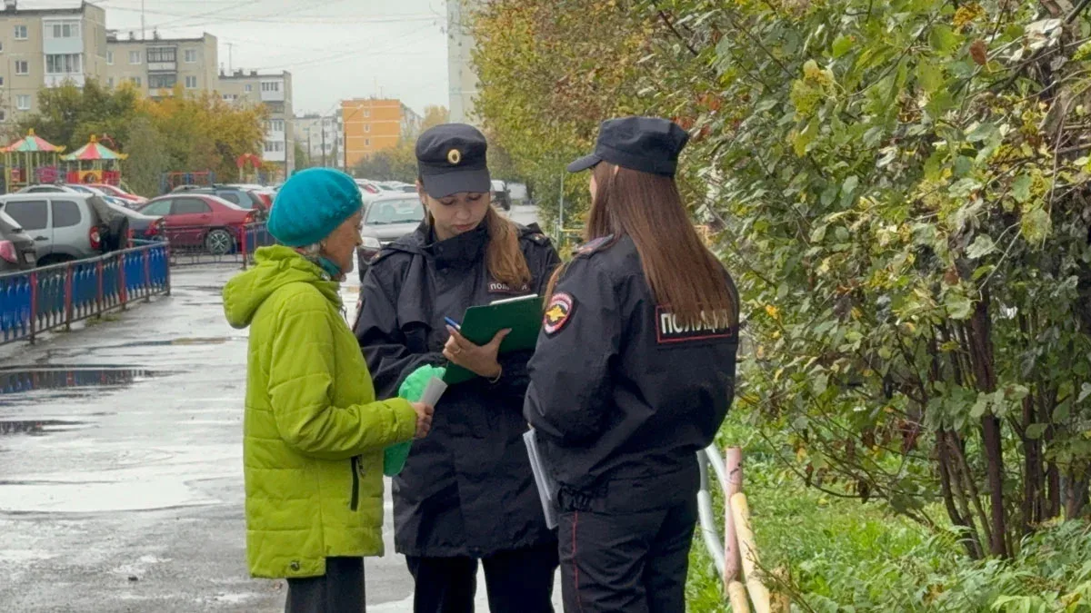 Пожилых жителей Каменска-Уральского лично предупреждают о звонках от лжебанков и лжесил...