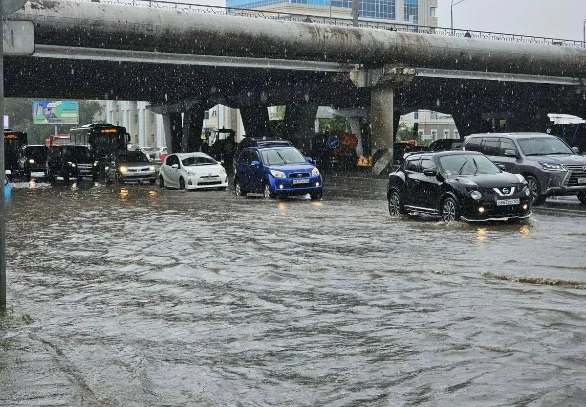 Во Владивостоке из-за сильных дождей и ветра до 25 м/с ввели режим повышенной готовност...