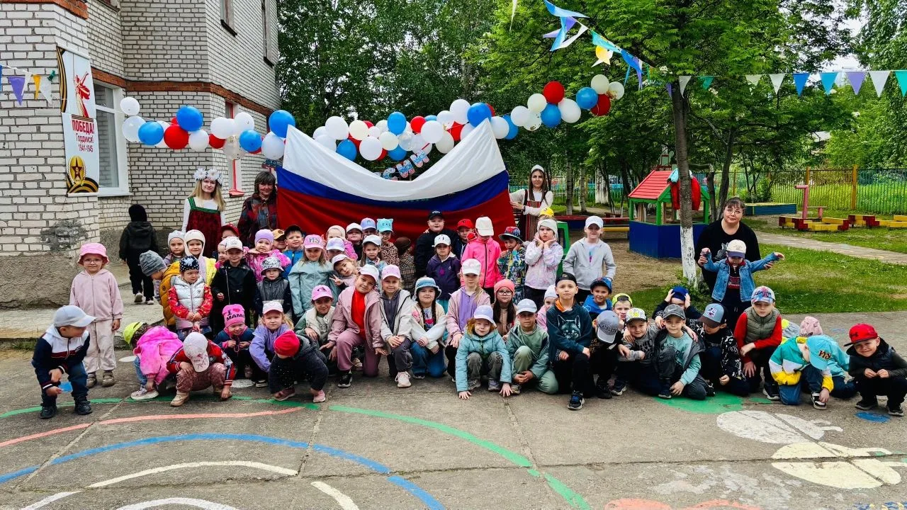 На свежем воздухе в детском саду ярко отметили День России! ☀️😊 Ведущие устроили весёл...
