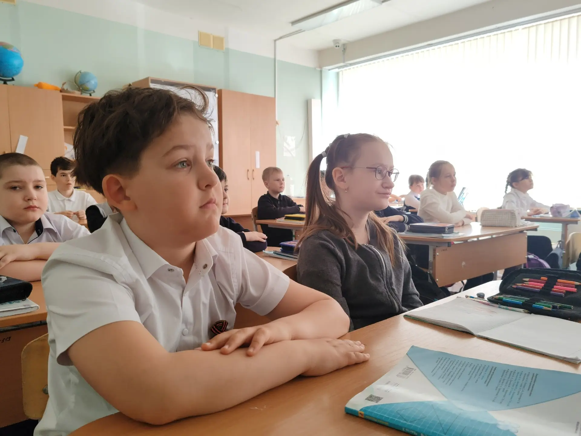 ✨ Учебная неделя в нашей школе началась с торжественной церемонии поднятия флага. Это стало доброй т