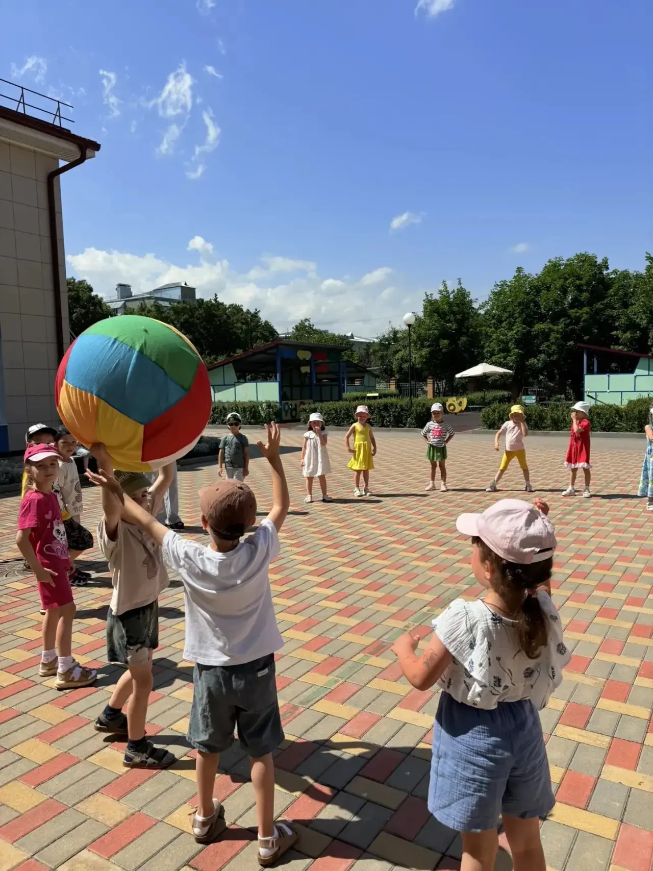 МОЙ ВЕСЕЛЫЙ, ЗВОНКИЙ МЯЧ! ⚽☀️

Лето в детском саду — это время движения, улыбок и веселых приключени