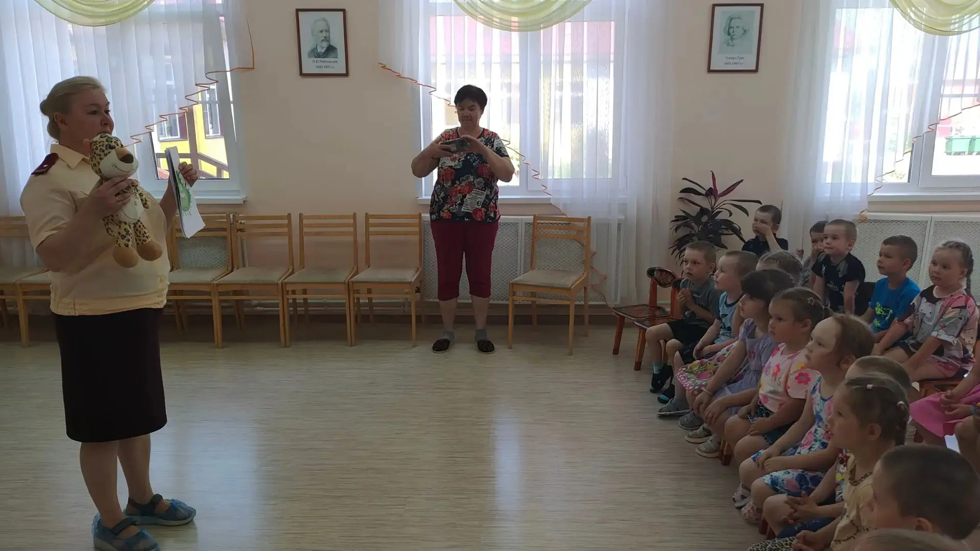 🌟 Добрые привычки с детства!

Сегодня к нашим ребятам в гости приходила Людмила Михайловна — специа