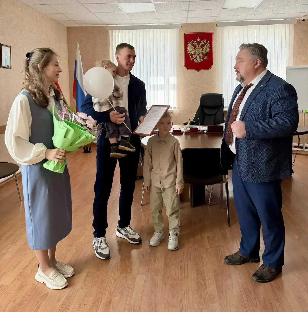 🧑‍🧑‍🧒Сегодня глава района вручил сертификат на приобретение жилья молодой  семье. Эт...