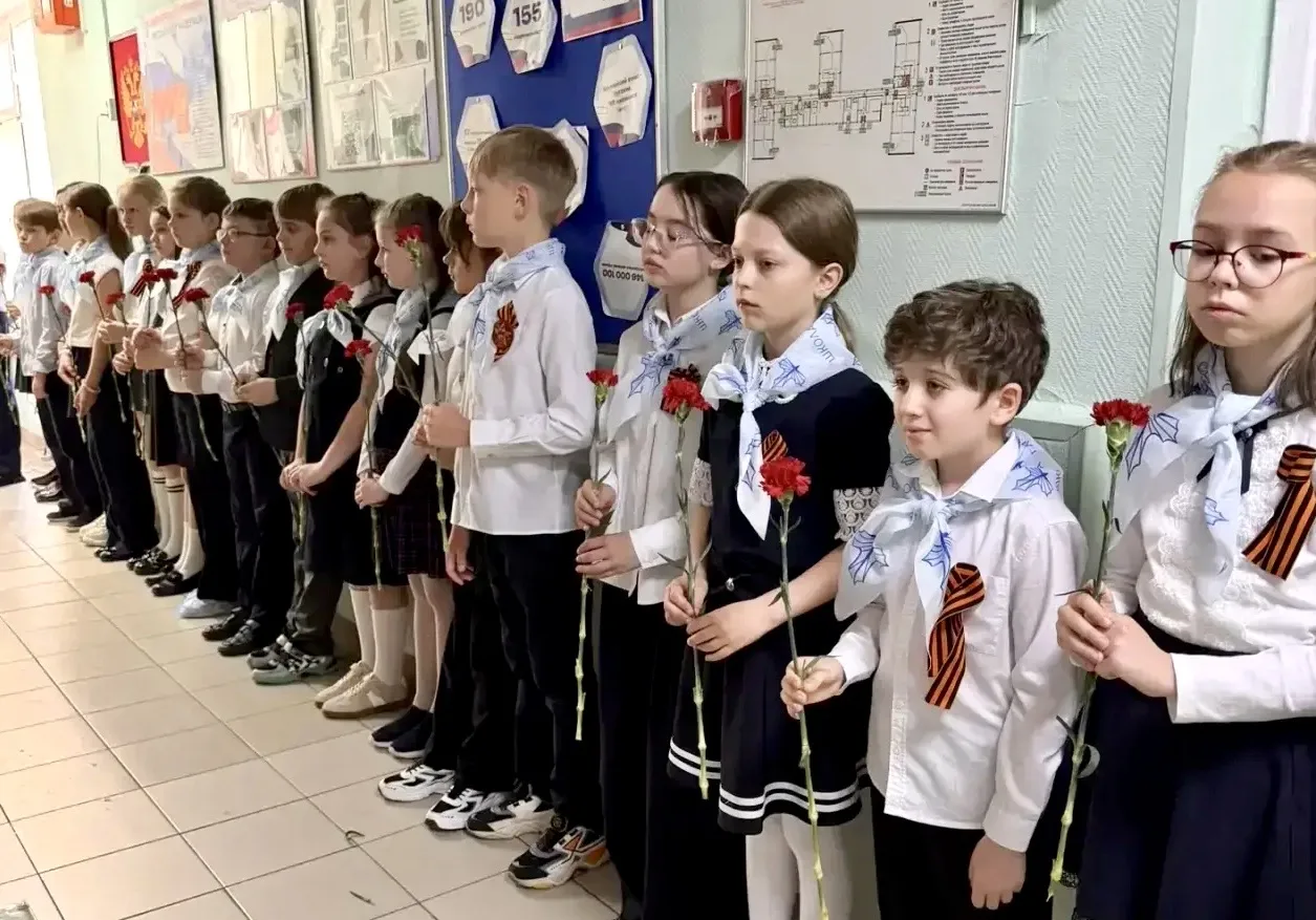 КРАСНЫЕ ГВОЗДИКИ (Часть 3) 💫 Возложение цветов в честь памяти защитников Отечества прошло сегодня в 