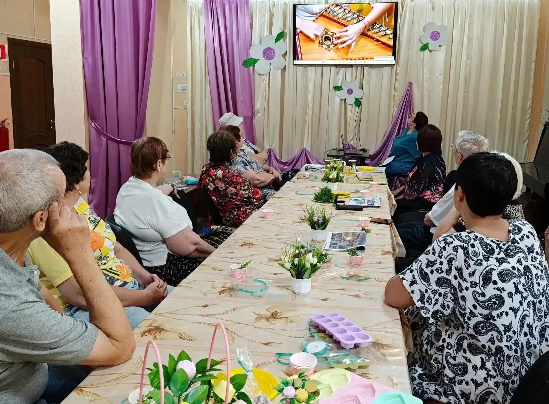 Музыкальные инструменты народов России: путешествие сквозь традиции - тематический час в Макеевке

В