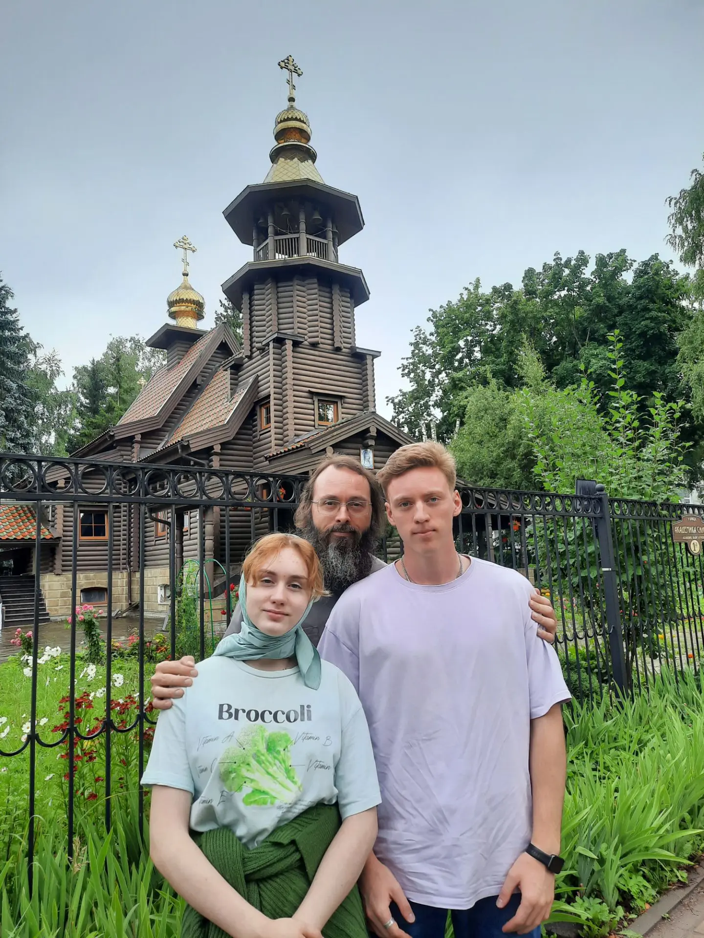 С сыном Ваней и дочкой Дашей возле храма Всемилостивого Спаса, Сергиев Посад.