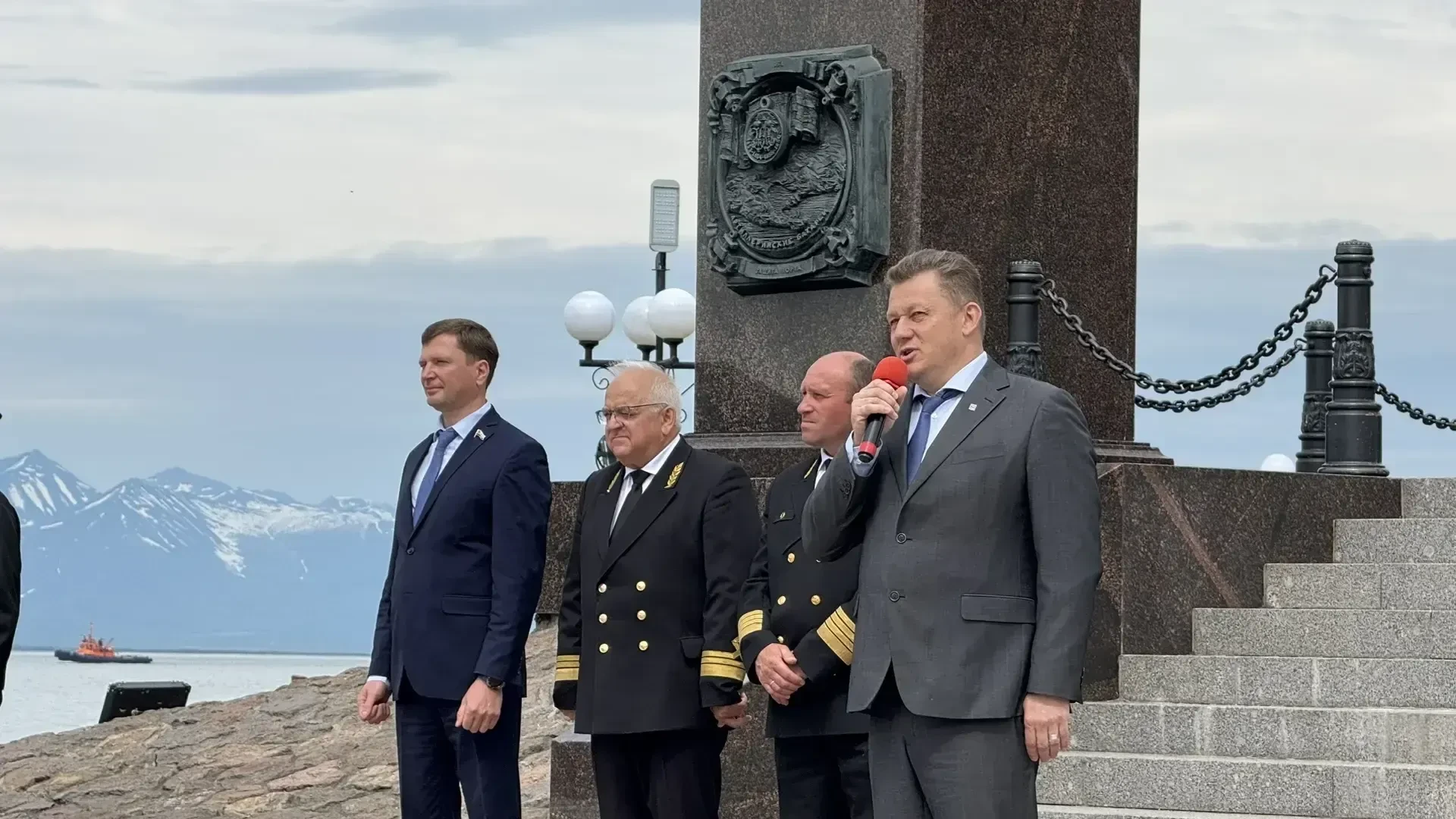 На главной площади Петропавловска-Камчатского состоялась торжественная церемония выпуска студентов К