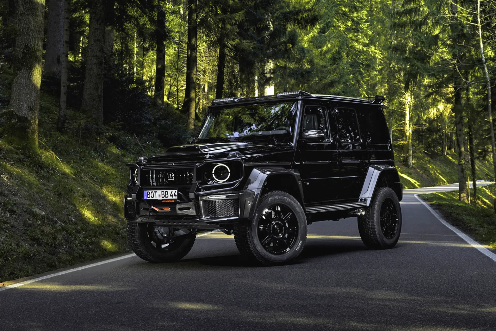 Злейший 800-сильный "комод" от тюнинг-ателье "Brabus" в тотально чёрном исполнении.
Автомобиль котор