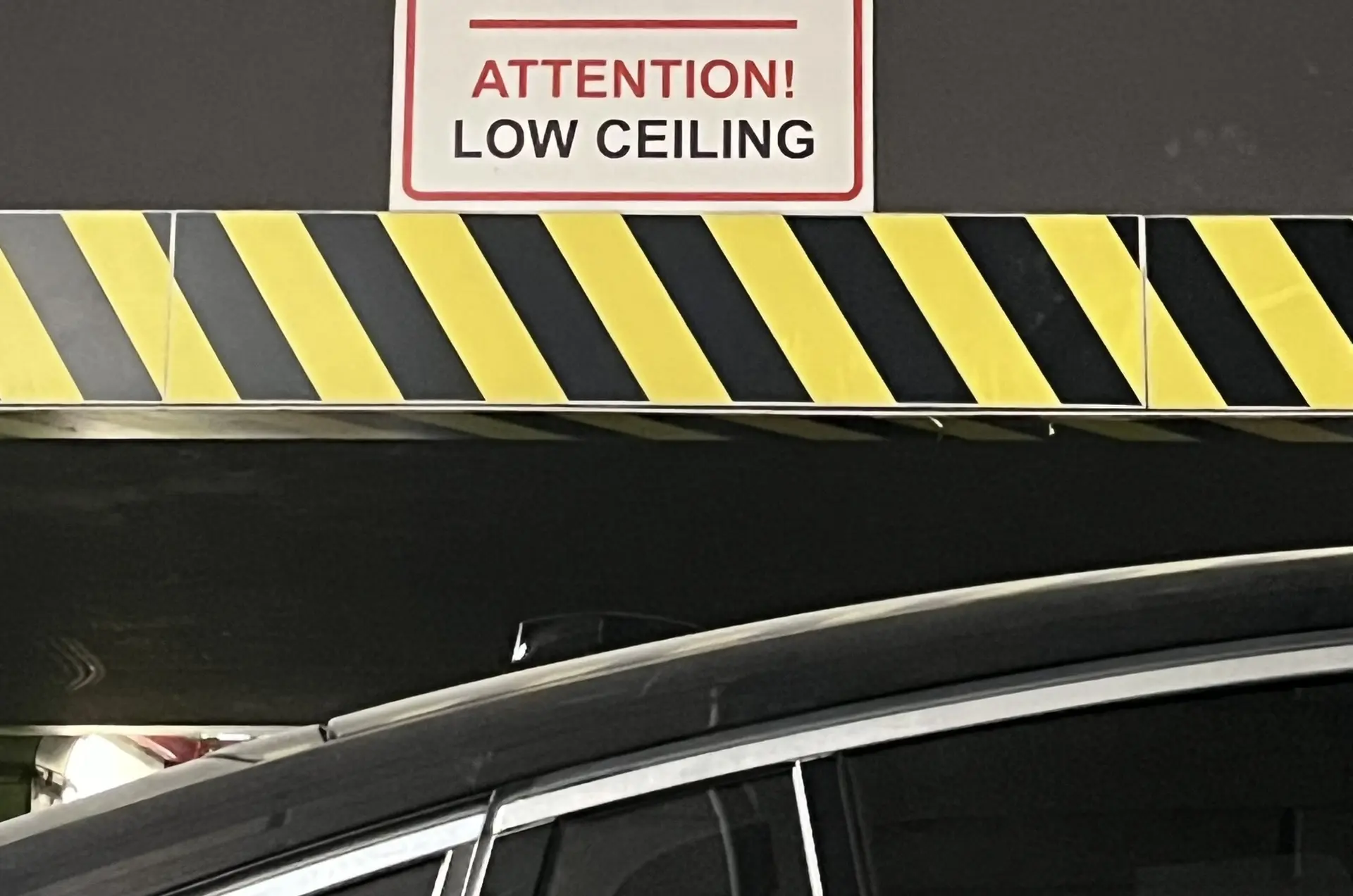 LOW CEILING - это низкий потолок.   ceiling произносится через [и] Всем хочется это слово произносит