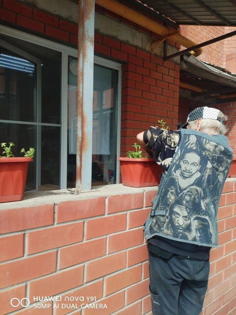 Все цветочки на домах уже посажены! Теперь будем наблюдать, как они приживаются, растут...