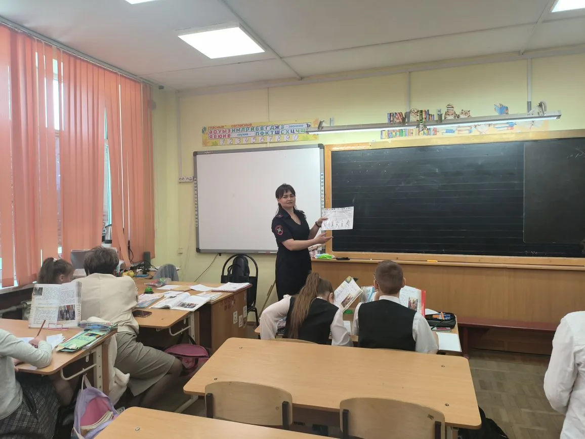 19.02.2026г.  Нашу школу посетил сотрудник ГИБДД Бедрова Диана Владимировна. Она провела беседу с уч