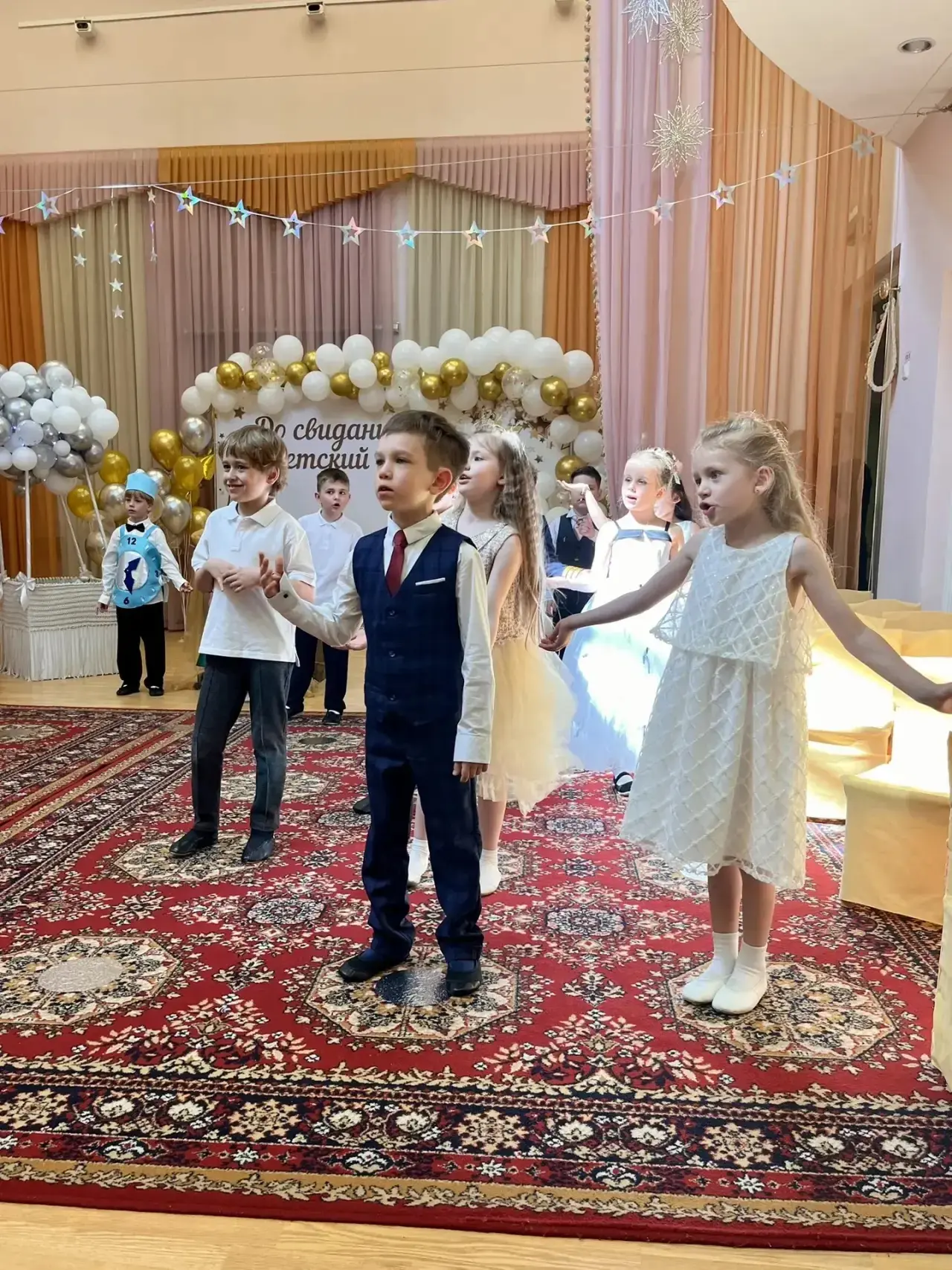 🎊 В дошкольных корпусах проходят самые трогательные и запоминающиеся праздники — выпускные у воспита