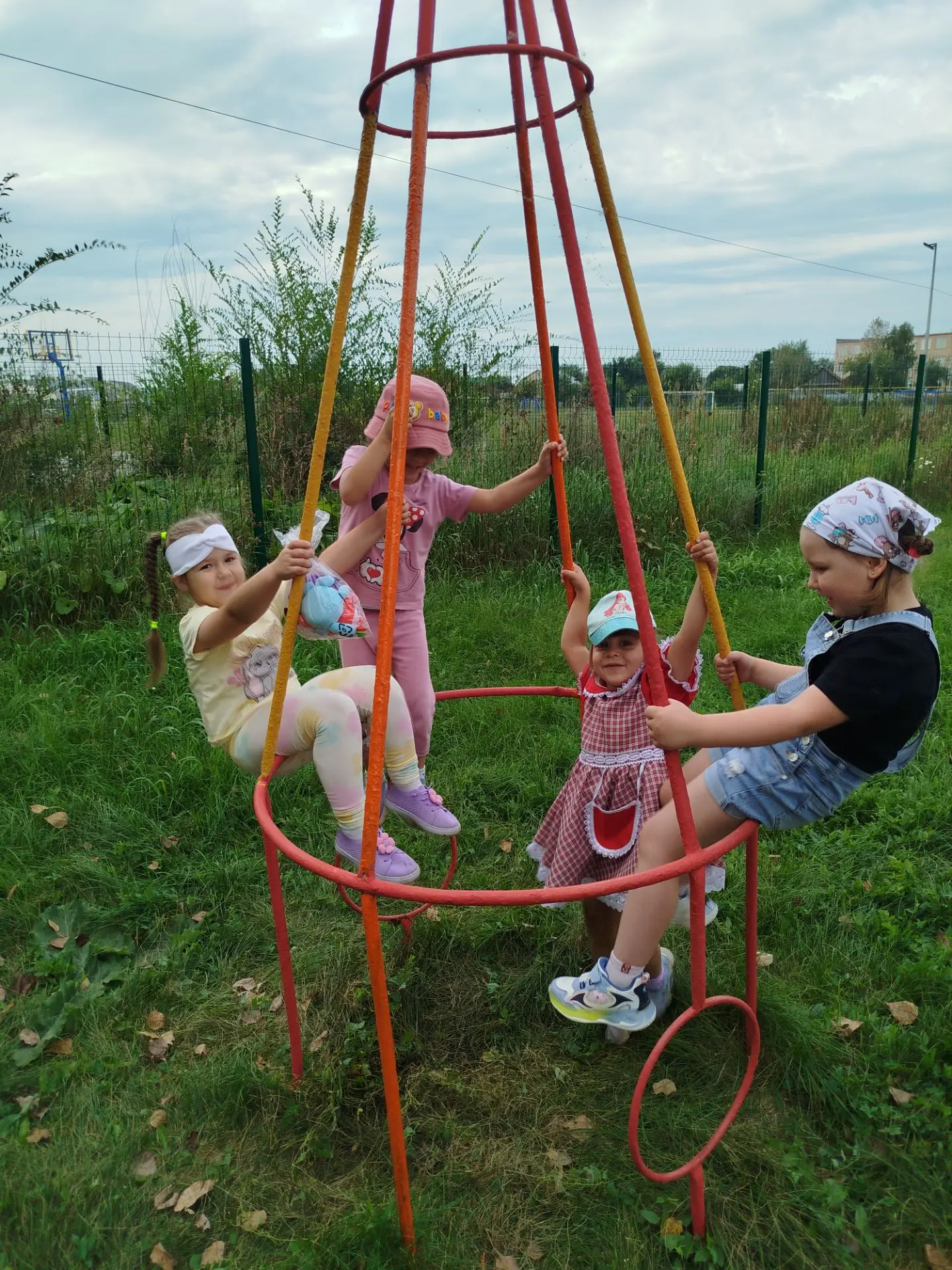 На прогулке мы гуляем, в игры разные играем,