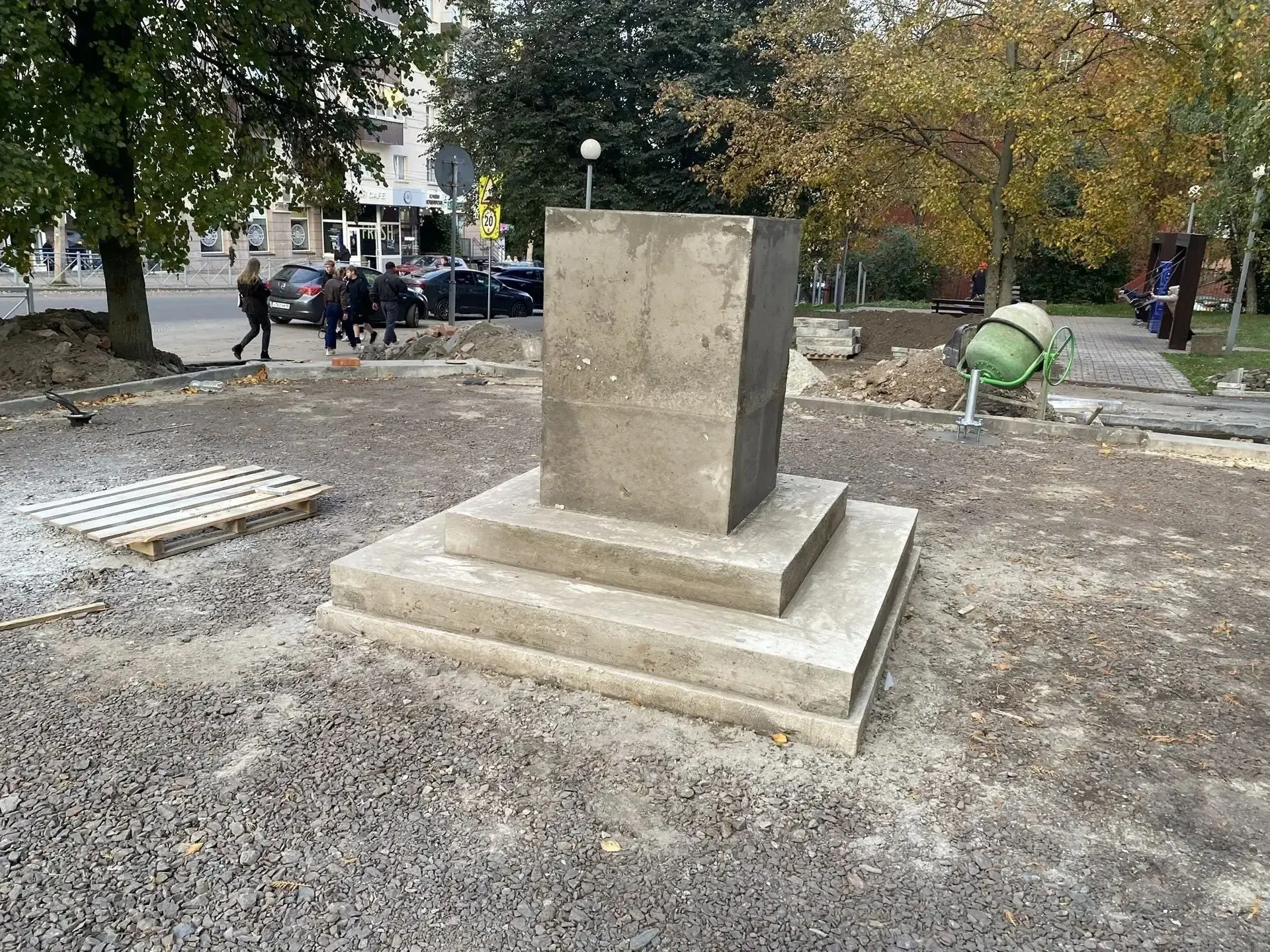 🏙 Постамент под памятник Брежневу появился в сквере
