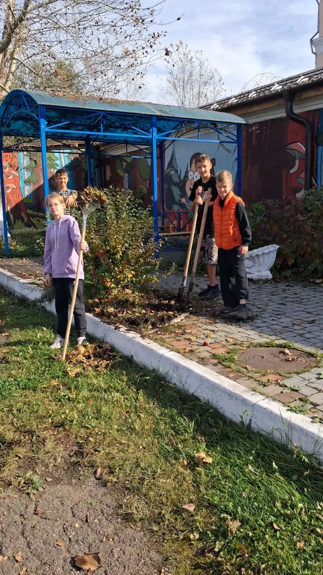 🍂 3 октября на территории детского дома прошёл трудовой десант! 💪