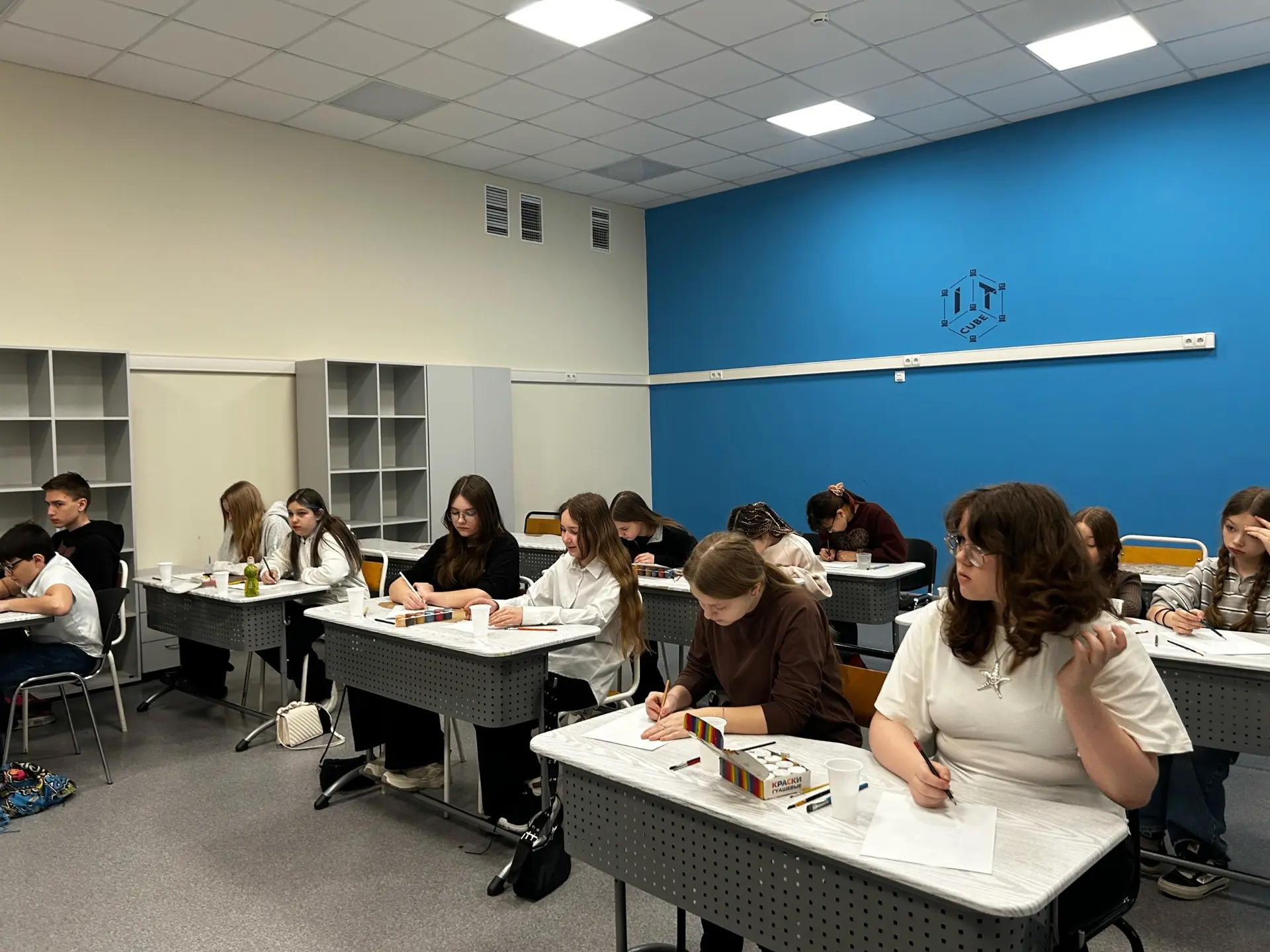 Сегодня в нашей школе проходит День здоровья!  Для ребят внутри школы организованы различные площадк