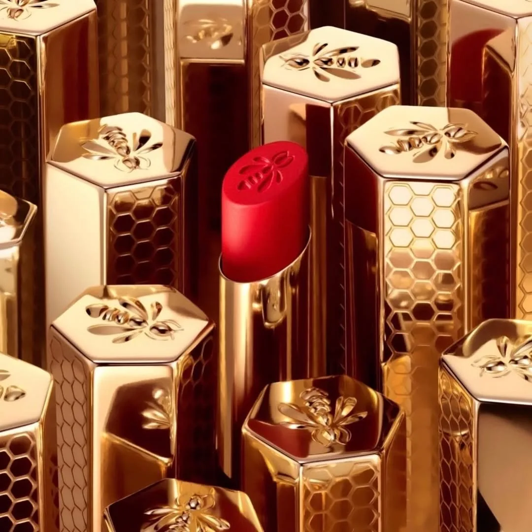 Обновленные помады из линейки Kiss Kiss от Guerlain в золотом кейсе. 20 ультра пигментированных отте