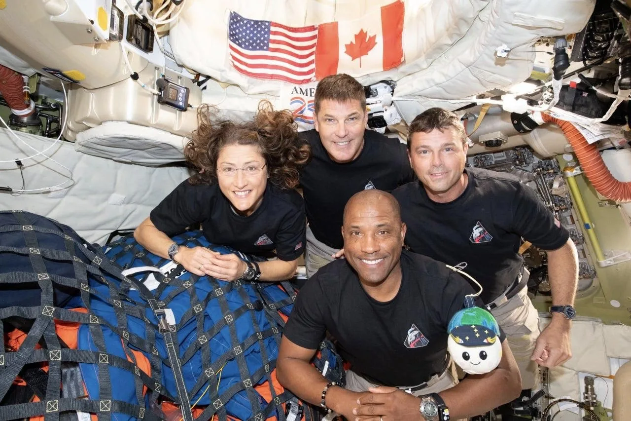 Астронавты NASA вернулись на Землю после первого за 54 года облёта Луны. Этой ночью корабль успешно 