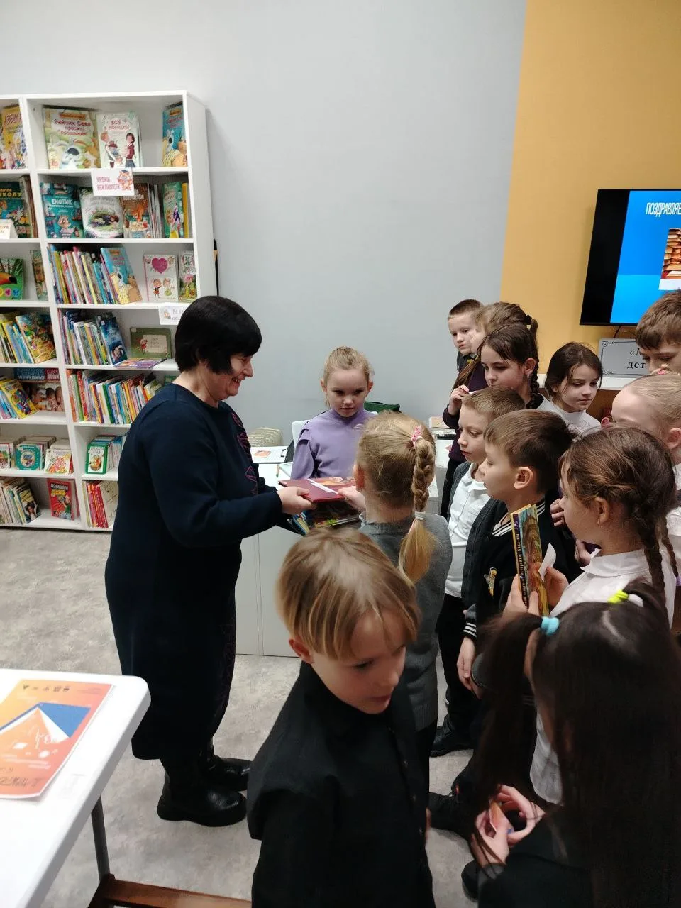 14 февраля - Международный день книгодарения. Накануне учащиеся 2 "Д" класса с классным руководителе