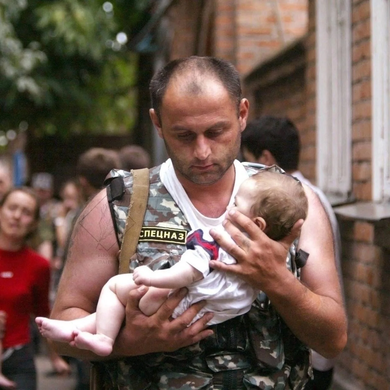 Первое фото — Эльбрус Гогичаев выносит 6-месячную Алёну Цкаеву во время ужасных событий...