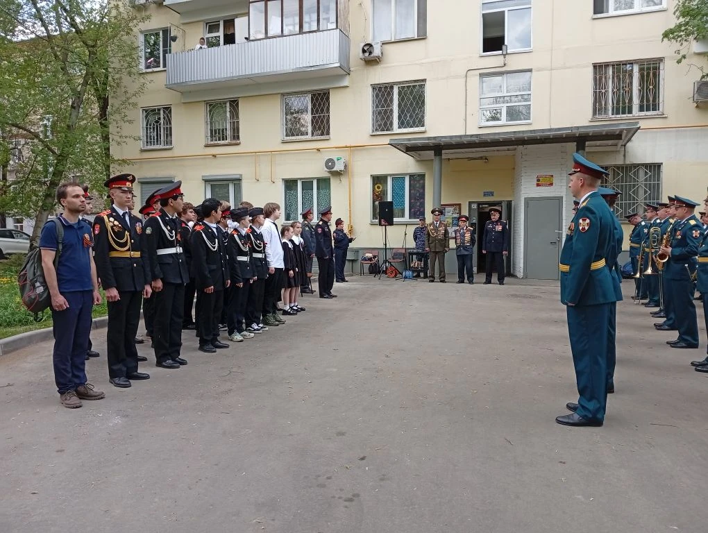 🎖️ Накануне Дня Победы кадеты нашей школы поздравили с праздником ветерана Великой Отечественной вой