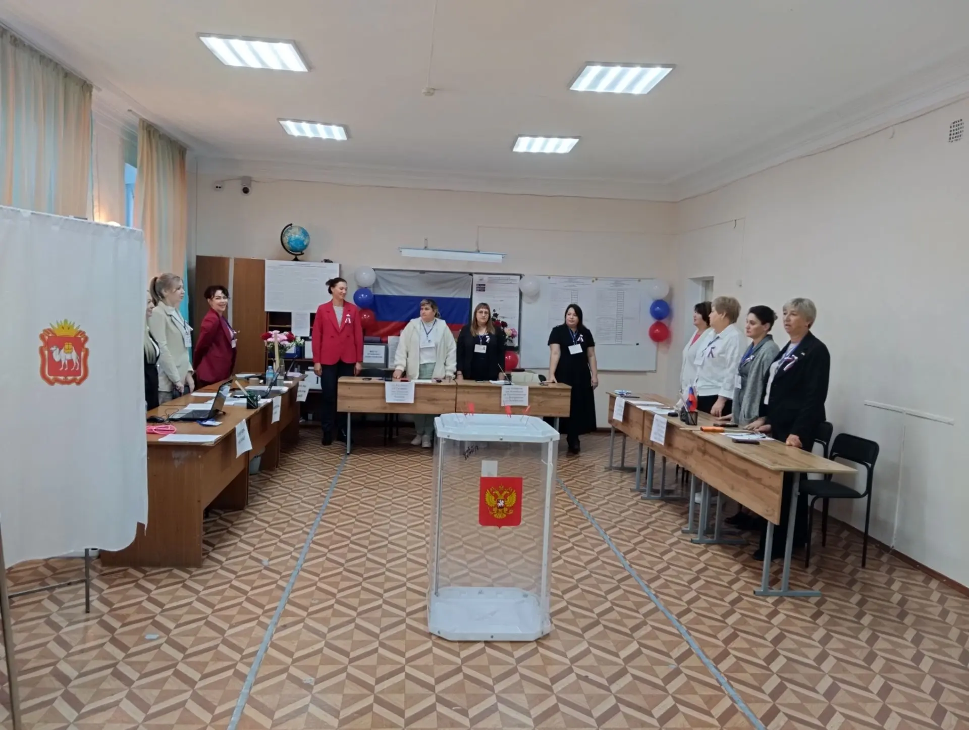 Утренняя прохлада растворяется в строгой торжественности избирательного участка. Началс...