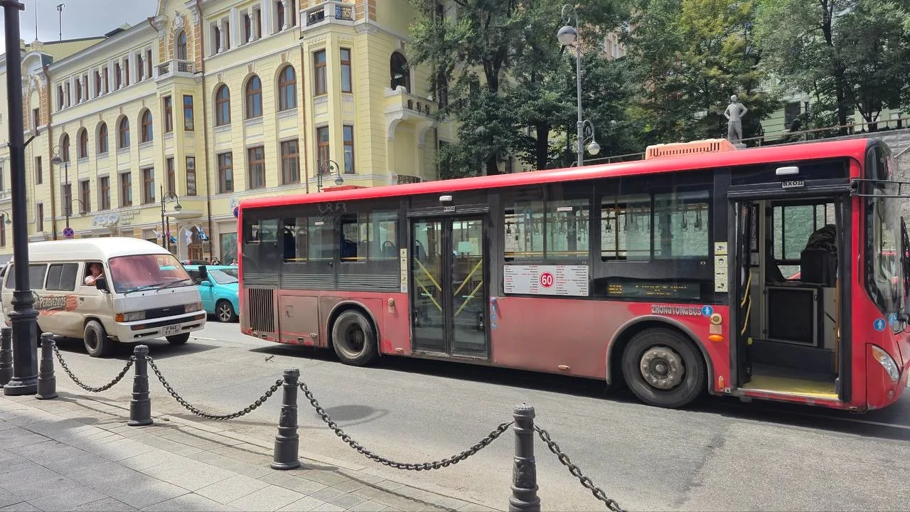 🚨 Авария с участием автобусом парализовала движение в центре Владивостока 

ДТП произошло на Алеутс