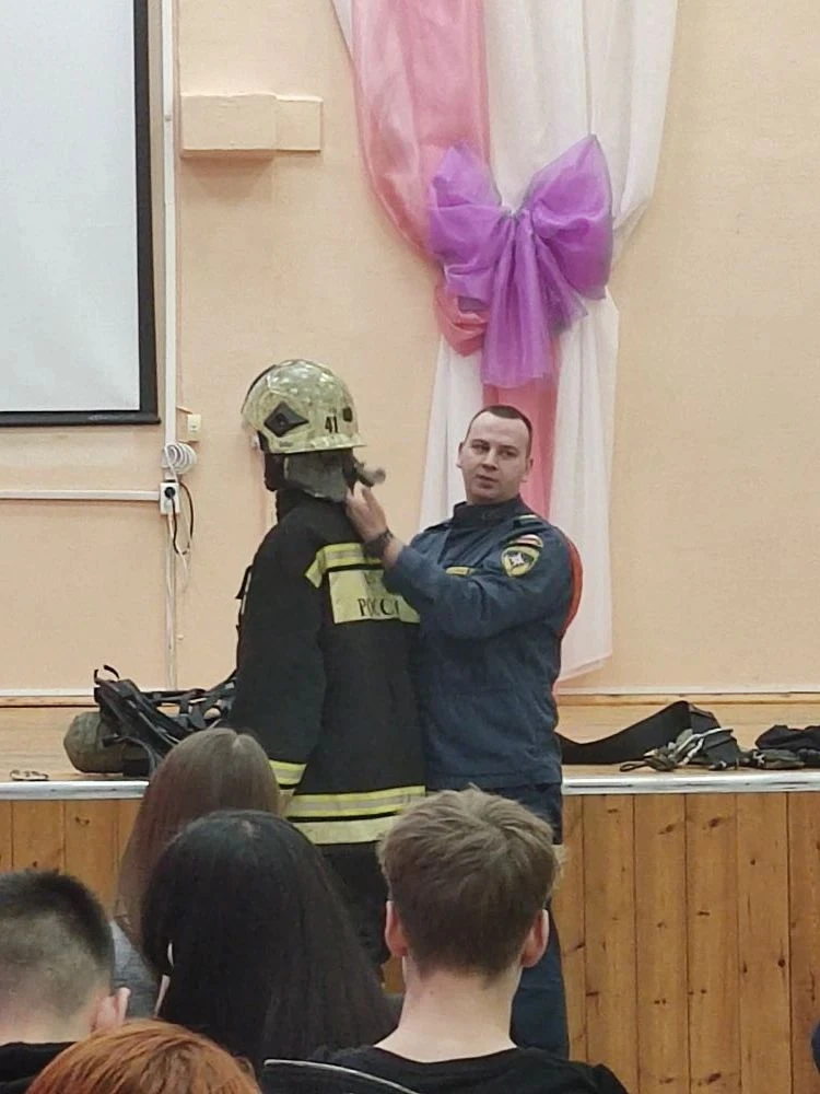 16.12.2025 в актовом зале школы учащиеся 10 АБВГ классов актуализировали знания по пожарной безопасн
