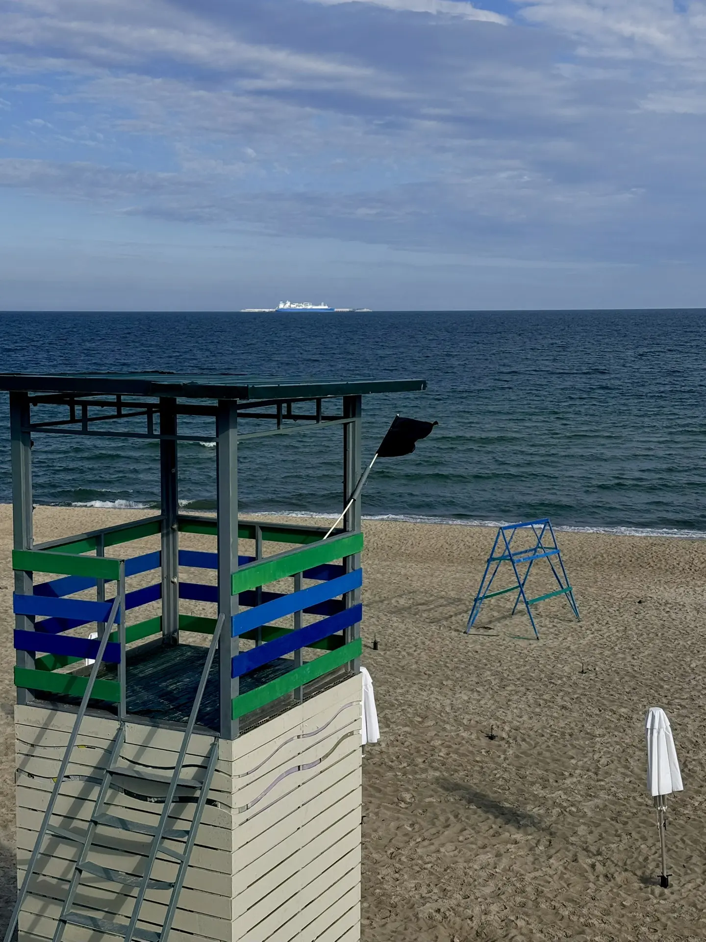 🌊 ВЫХОД К МОРЮ СЕГОДНЯ ОГРАНИЧЕН: КУПАНИЕ РАЗРЕШЕНО ТОЛЬКО В ОДНОМ ГОРОДЕ РЕГИОНА 🌧️

🏖️ Любителя