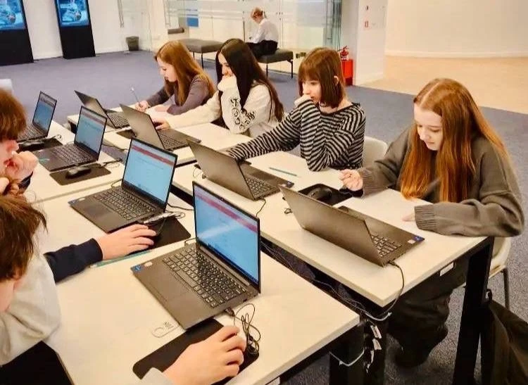 🖥 Кем быть после школы и как сделать правильный выбор?  Именно над этими вопросами задумались наши д
