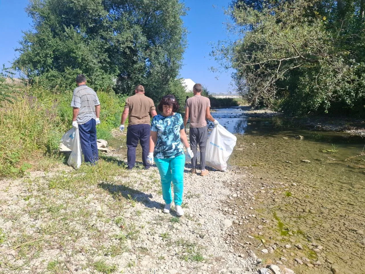 В Крыму продолжаются экологические субботники в рамках Всероссийской акции «Вода России». Так, Белог
