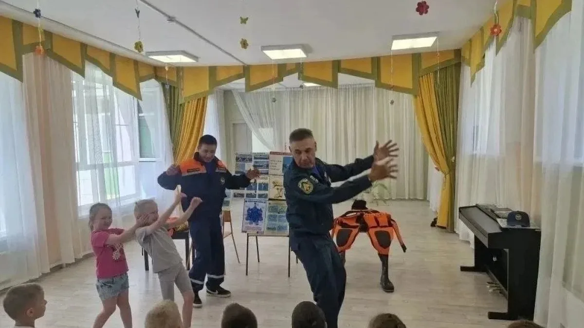 В Новочебоксарске спасатели пришли в детские сады, чтобы научить малышей выживать у воды. Воспитанни