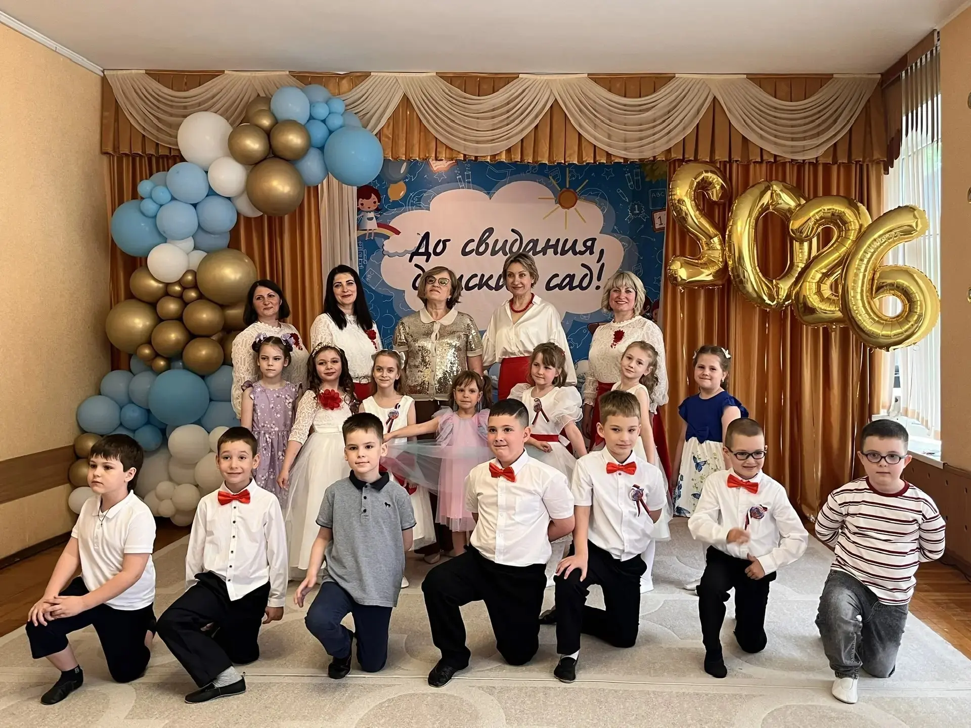 Ну вот и веселая, и одновременно грустная, "Карусель выпускных" закружила своим вихрем ...