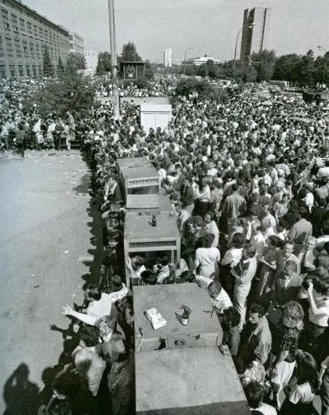 Очередь людей у офисов финансовой пирамиды МММ в 1990-х годах. 🫂