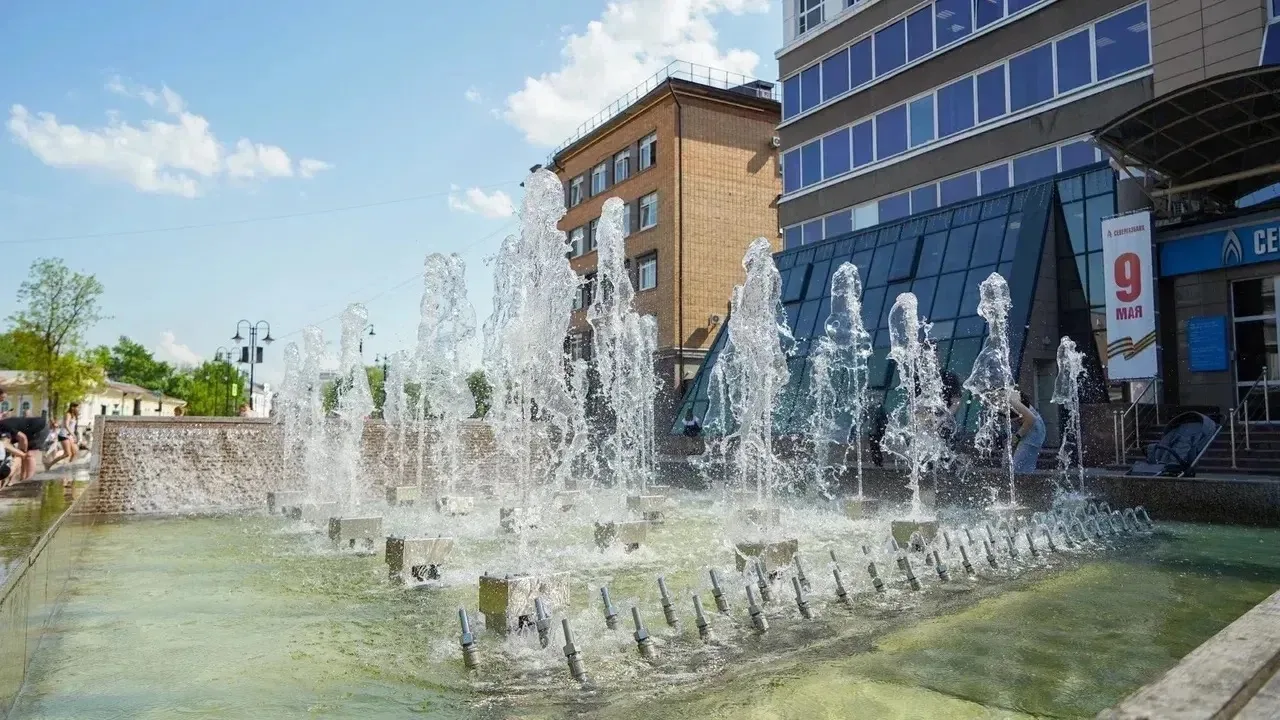 ⛲️ Фонтан у ЦУМа в Благовещенском сквере запустили   Об этом рассказал глава Вологды Сергей Жестянни