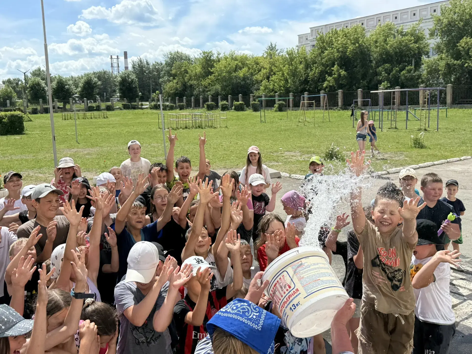 🌊 Осторожно, будет мокро и очень весело! День Нептуна в летнем лагере! 🔱

Сегодня в нашем лагере с