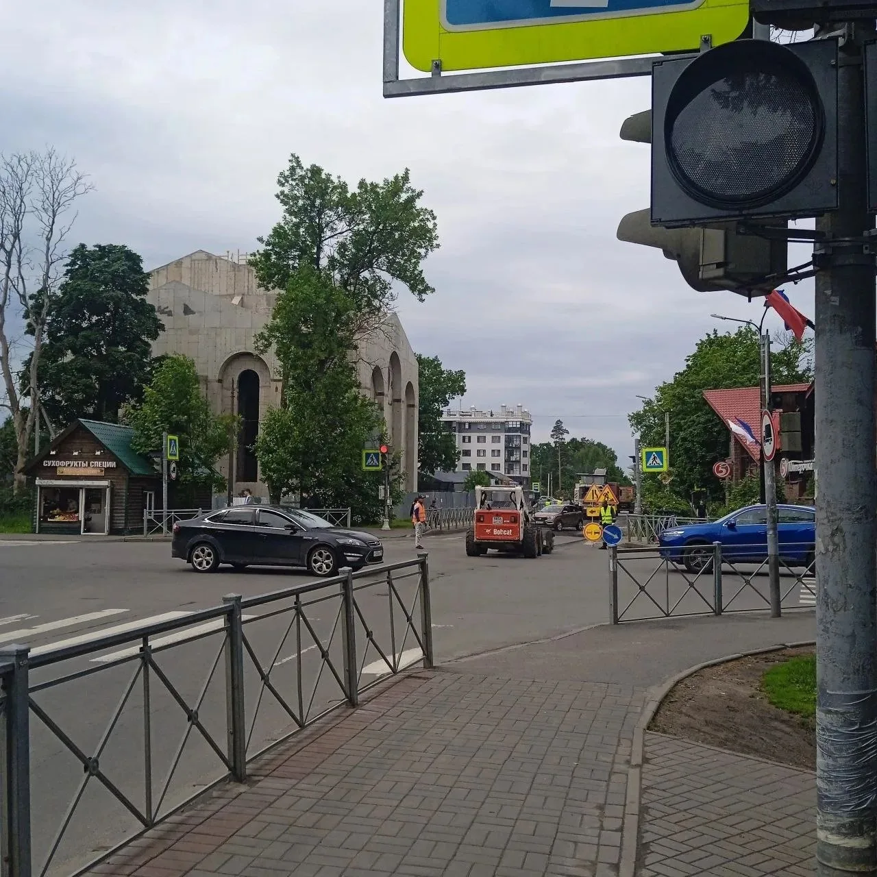 Новый асфальт укладывают на Октябрьском проспекте