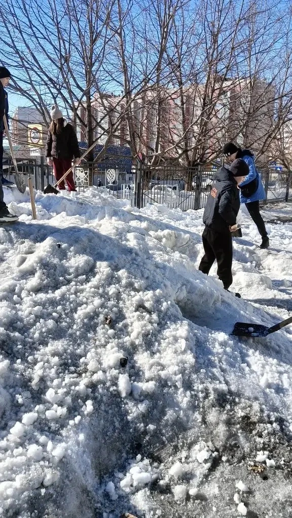 ❄️ Весенние каникулы с пользой: ребята наводят порядок на школьной территории!  Даже во время весенн
