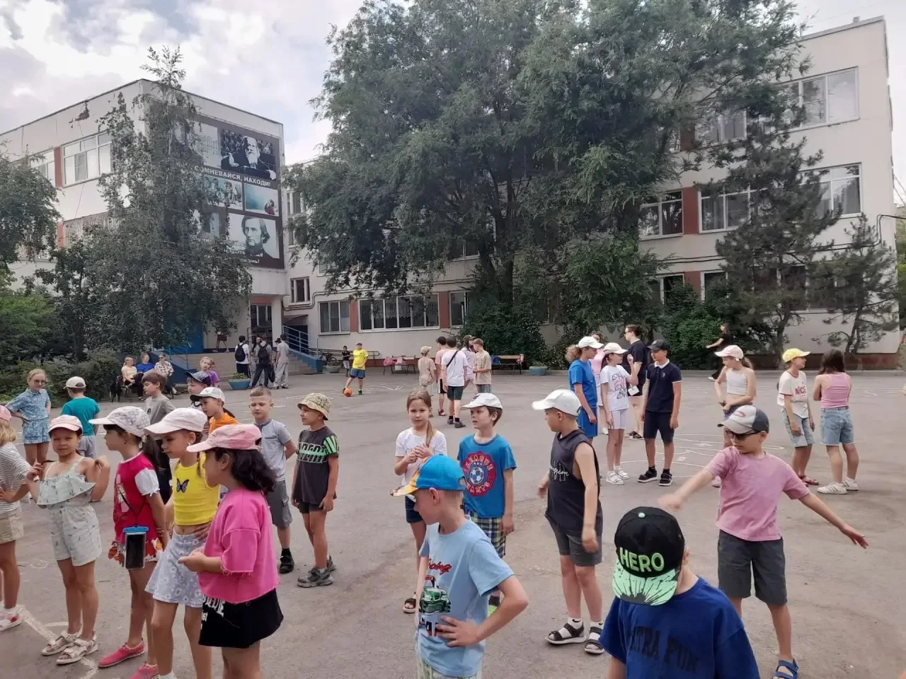 ☀️День в пришкольном лагере "Волжские паруса" начался с традиционной зарядки. Получив заряд бодрости