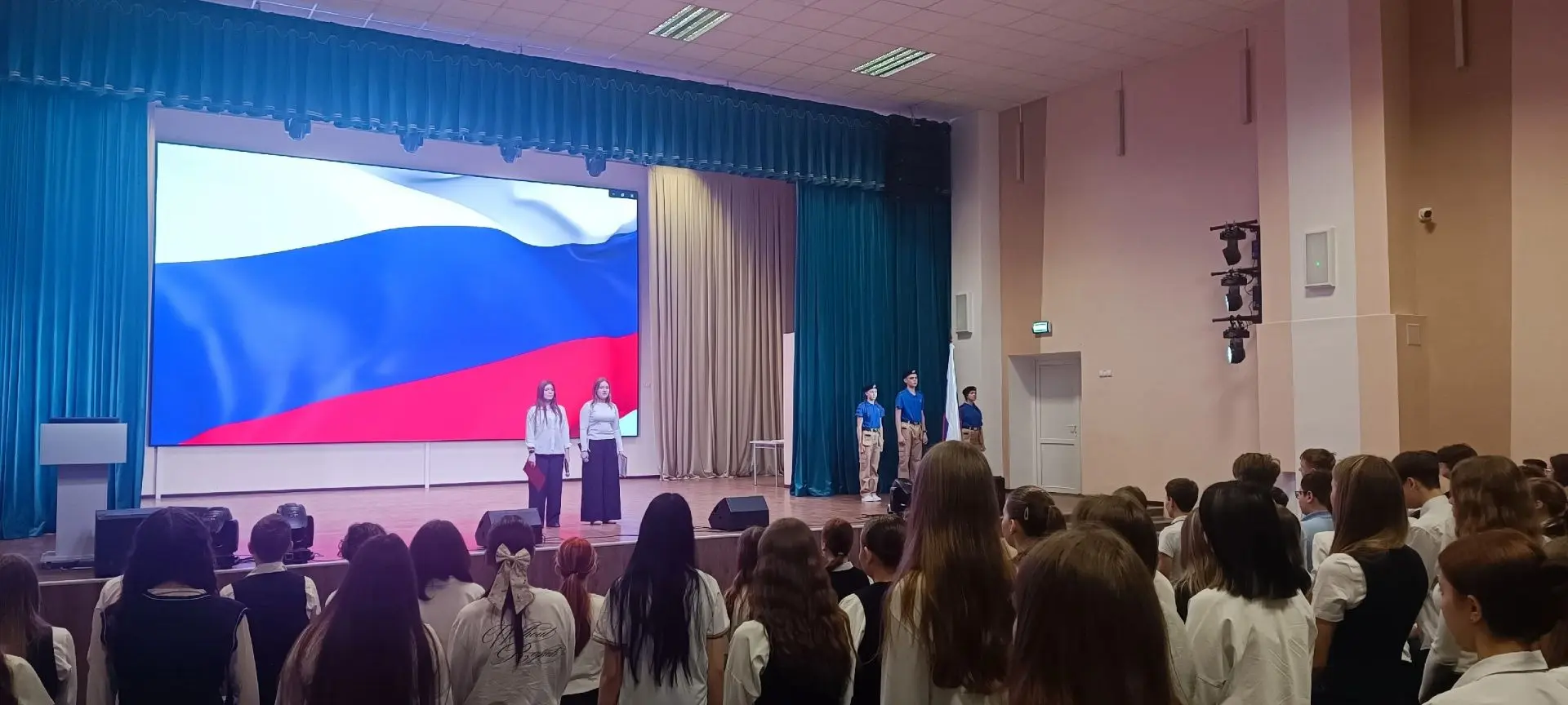 1418 кг — весомый вклад в будущее планеты! В нашей школе с размахом отметили День Земли!Линейка, пос