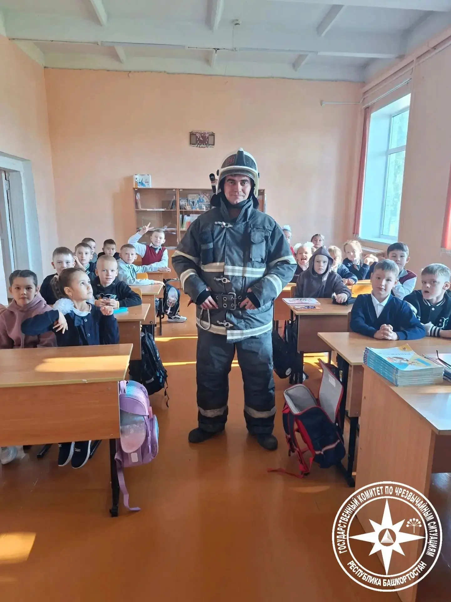 Пожар — одна из самых страшных опасностей для детей. Но если ребёнок знает алгоритм дей...