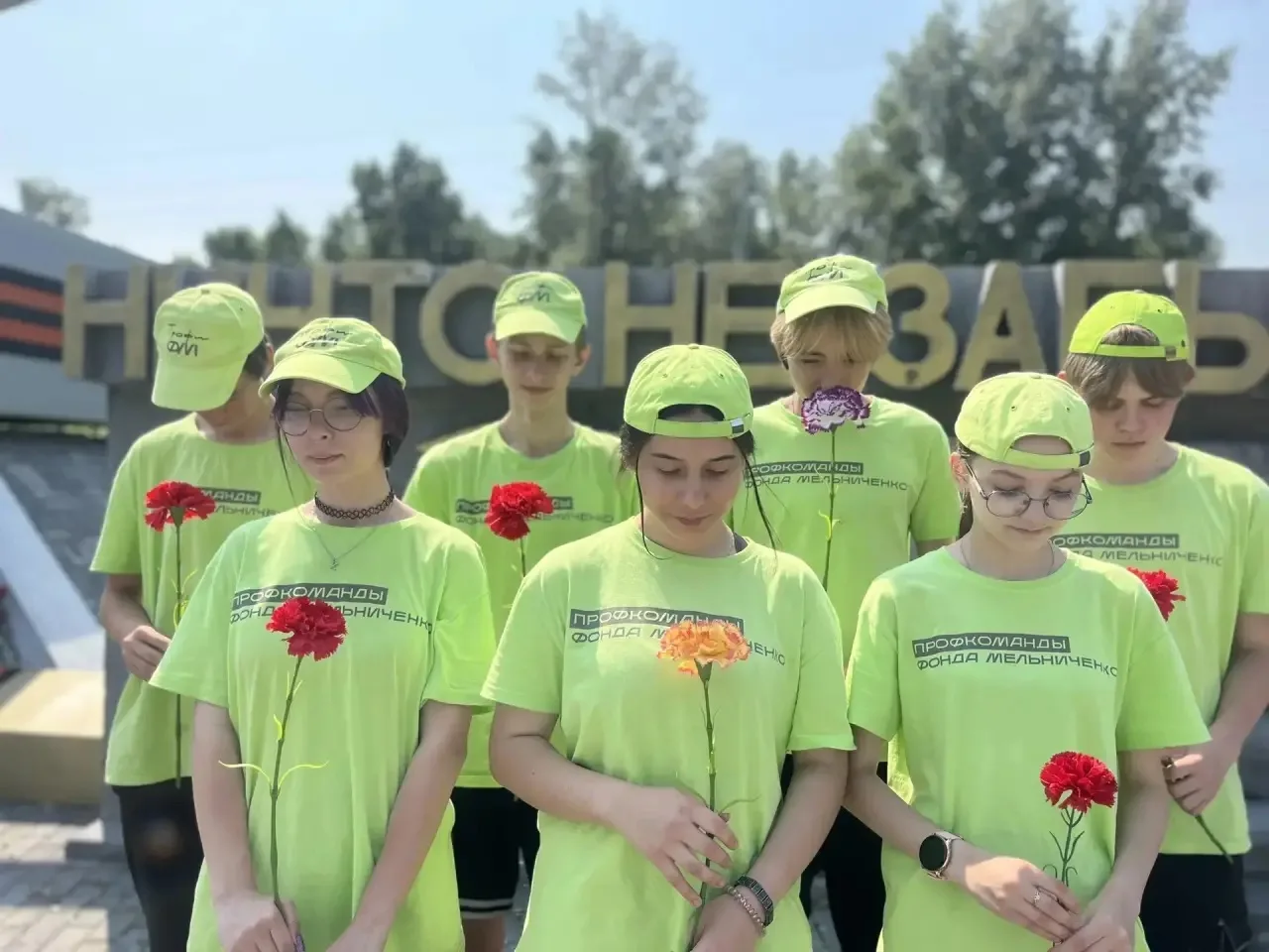 🧹Сегодня команда «Профкоманда.ФМ» почтила память героев.
«Профкоманда.ФМ» провели уборку и возложил