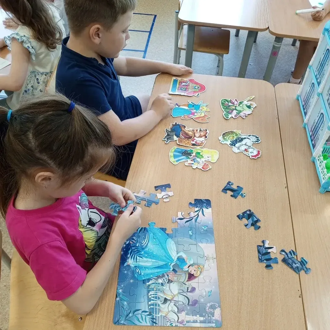 Сказка по лесу идёт,