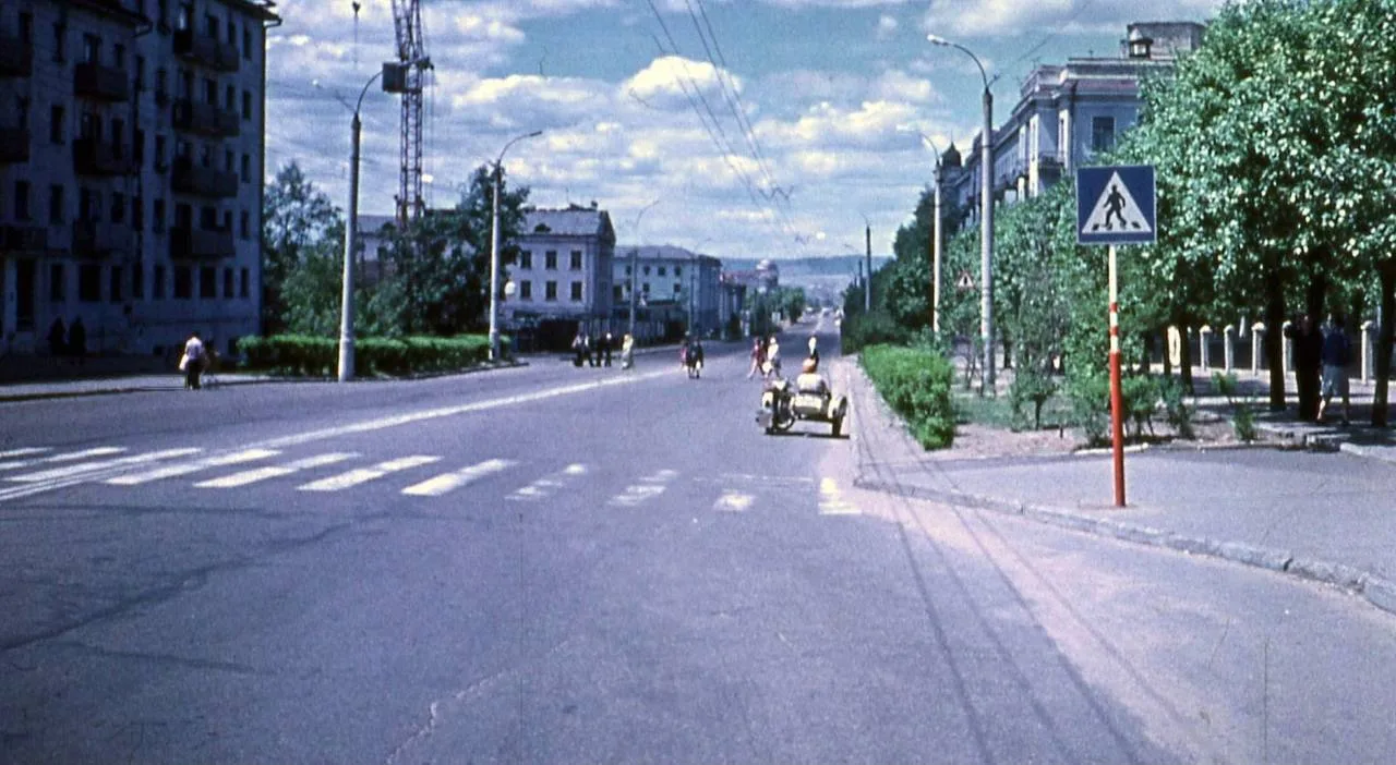 🏙 Улица Ленина в районе площади Декабристов, лето 1976 года.