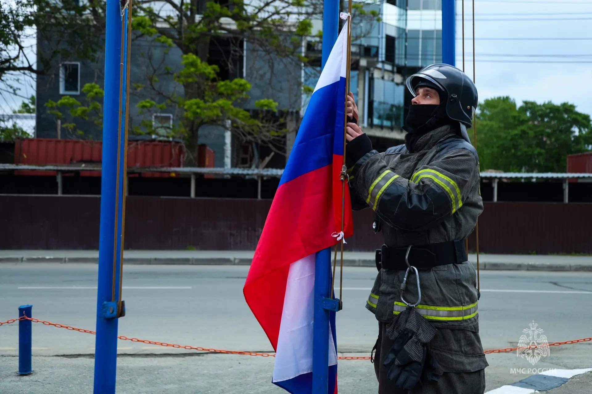 🇷🇺 Под флагом единым!

Заступая на очередные дежурные сутки, пожарные и спасатели МЧС Сахалинской 