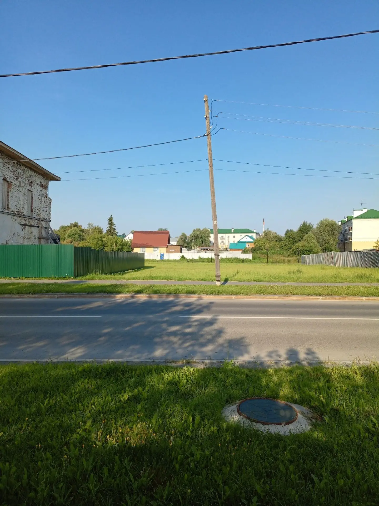 Прошу обратить внимание соответствующие службы города на аварийность этих столбов по ул Ленина