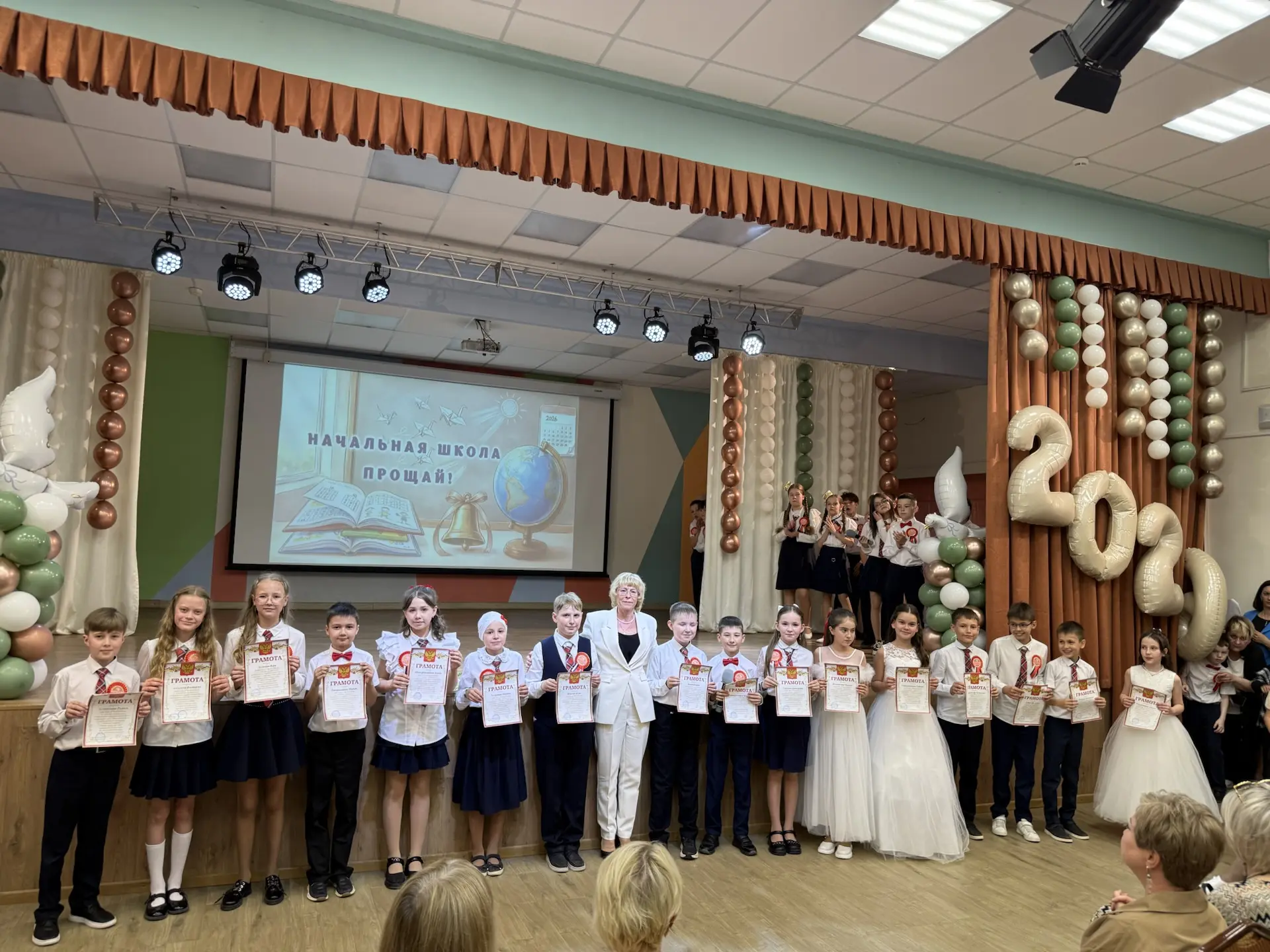 🎉 Последний звонок в 4 классе! 🎉  📍Сегодня в нашей начальной школе состоялся незабываемый момент – П