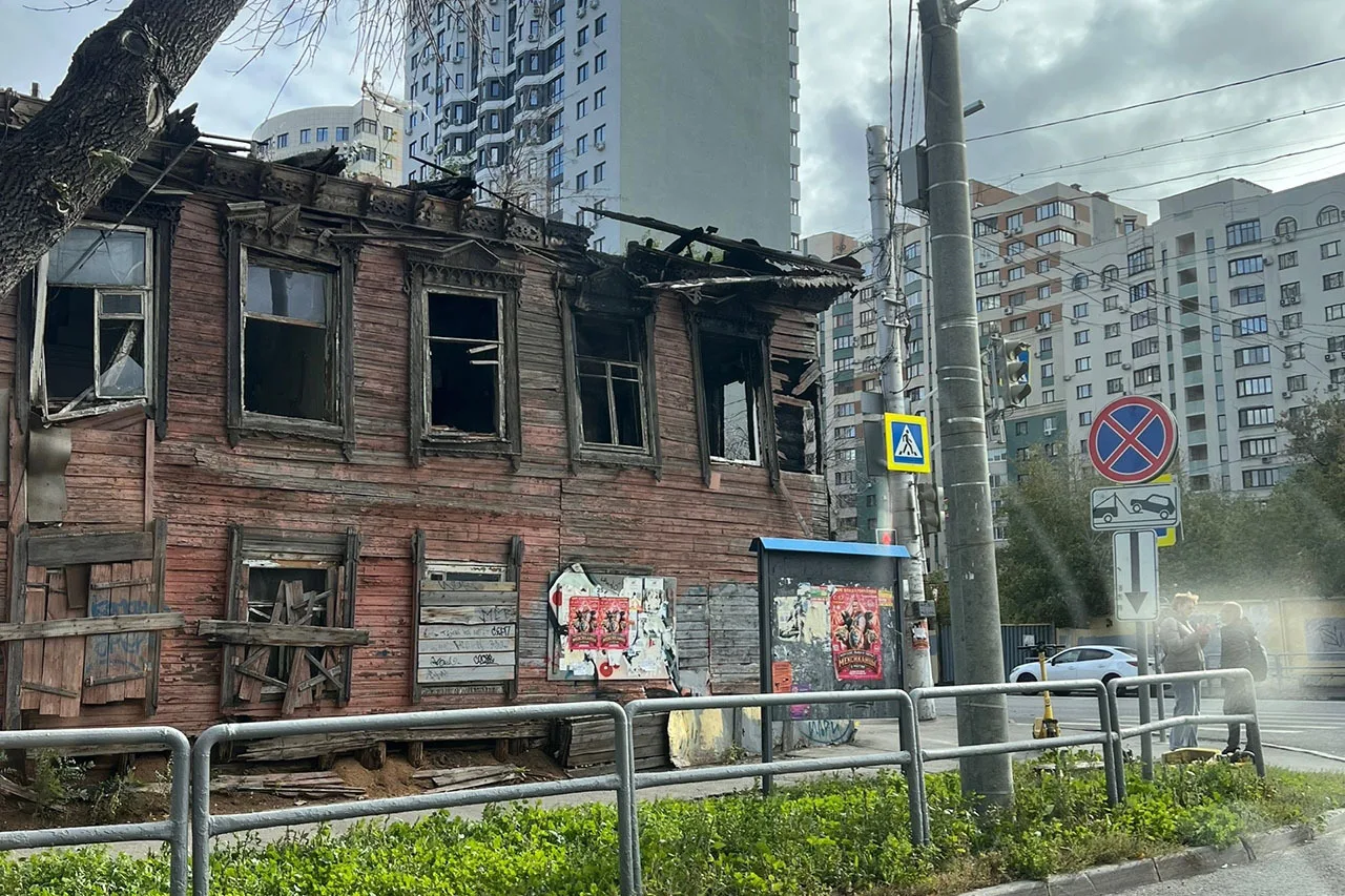 ЖИТЕЛИ САМАРЫ ПОЖАЛОВАЛИСЬ НА СОСТОЯНИЕ СГОРЕВШИХ ДОМОВ НА УЛИЦАХ САМАРСКОЙ И ЧКАЛОВА