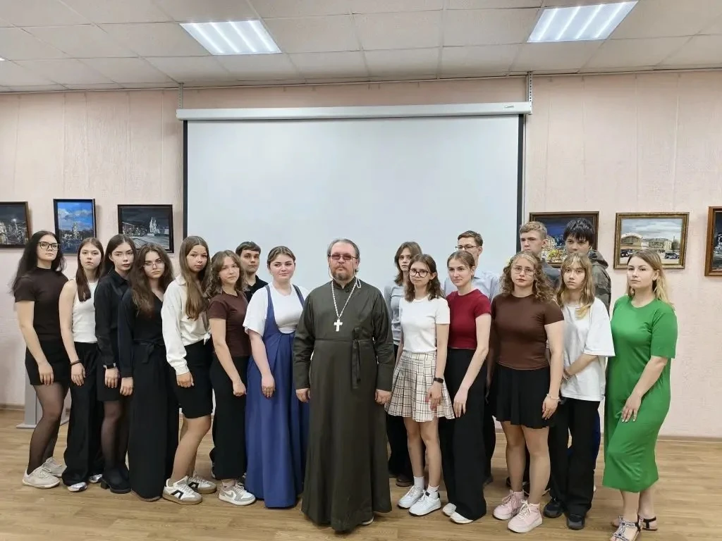 Библиотечный урок «Семейные духовные ценности»: встреча, которая согрела сердца ♥️ 📚

В честь Между