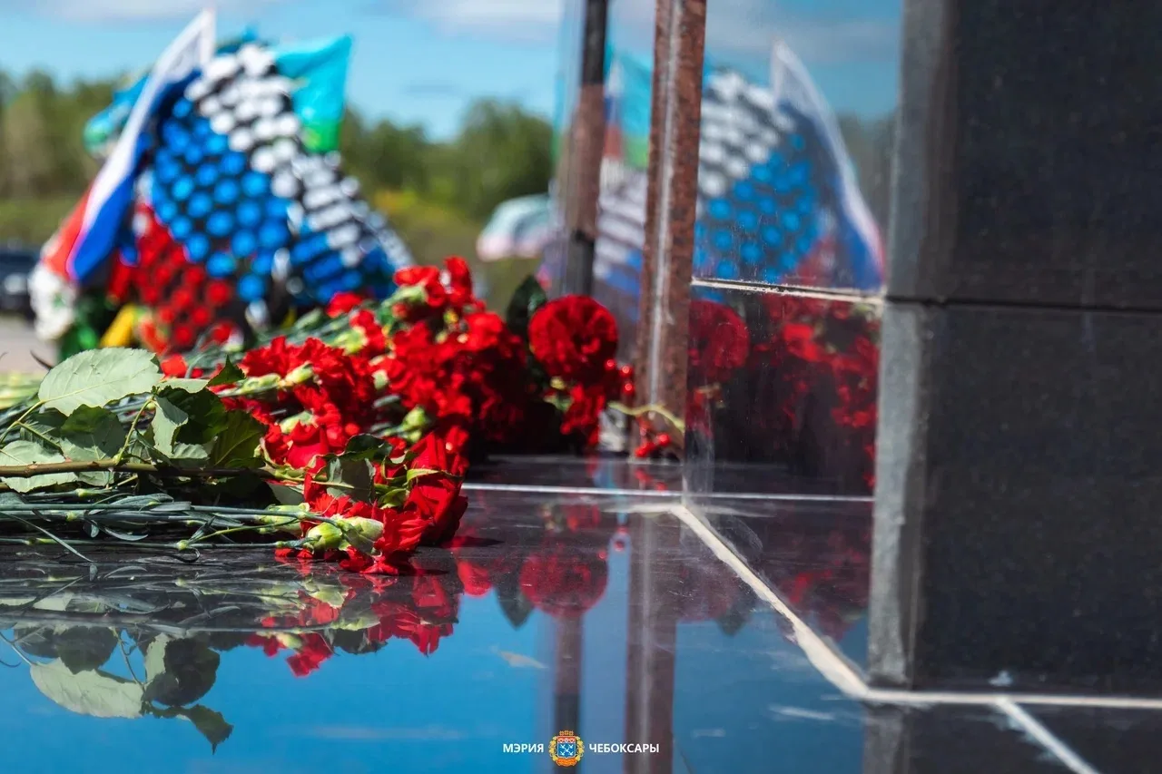 Память жива, пока мы помним.  Вместе с командой города почтили подвиг наших современников — участник